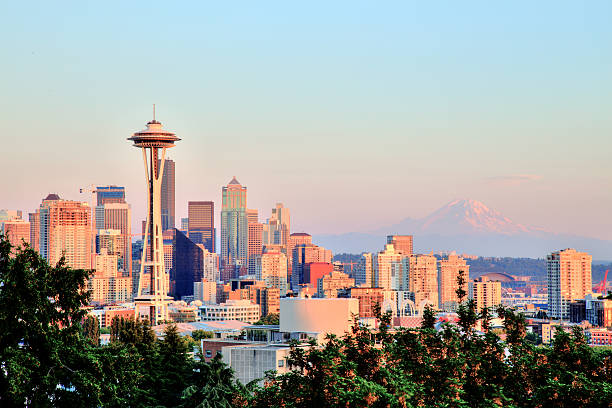 seattle paesaggio urbano con mt. rainier sullo sfondo al tramonto - seattle night skyline architecture and buildings foto e immagini stock