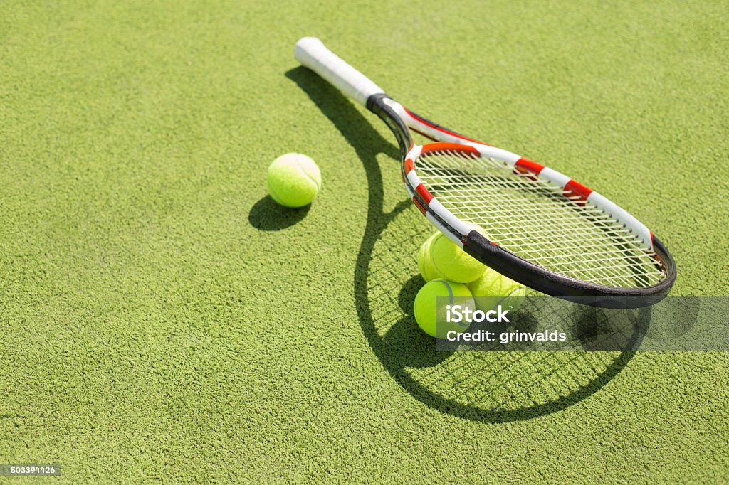 Raquette de Tennis et balles sur le court de Tennis sur gazon - Photo de Tennis libre de droits