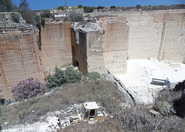 – cava di tufo favignana - profondità stock-fotos und bilder