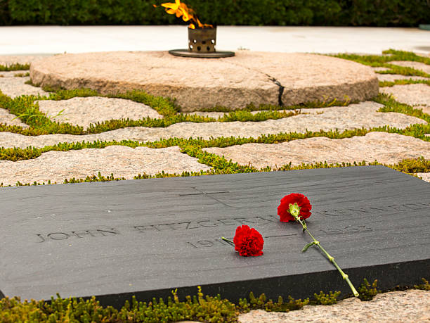 jfk en tombstone - john f kennedy fotografías e imágenes de stock