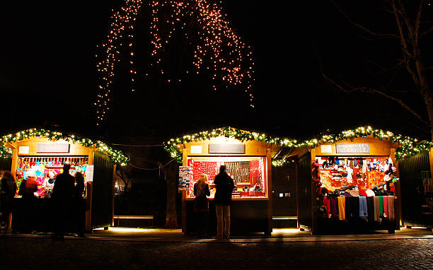 weihnachten marktstände in ljubljana - ljubljana december winter christmas stock-fotos und bilder