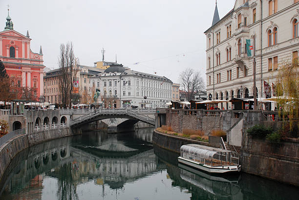 triple bridge im winter - ljubljana december winter christmas stock-fotos und bilder