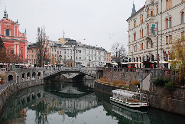 тройной мост зимой - ljubljana december winter christmas стоковые фото и изображения