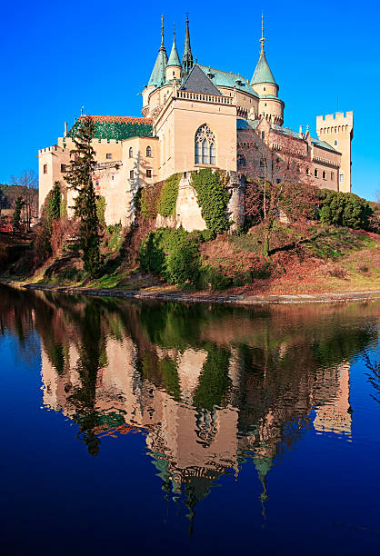 castillo bojnice, eslovaquia - editorial eastern europe europe reflection fotografías e imágenes de stock