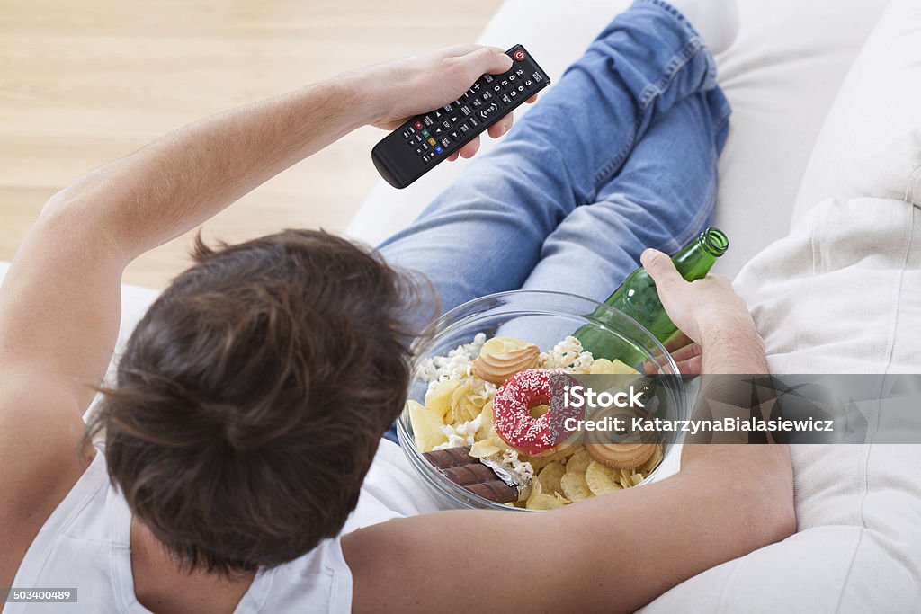 Couch potato viendo match - Foto de stock de Comer libre de derechos