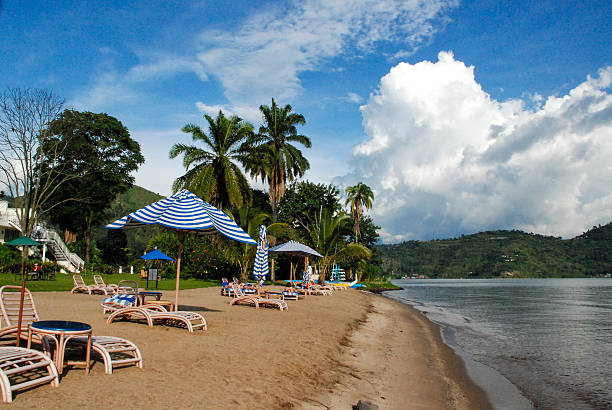 praia pública e dramática cloudscape gisenyi ruanda - cloud sea beach umbrella sky - fotografias e filmes do acervo