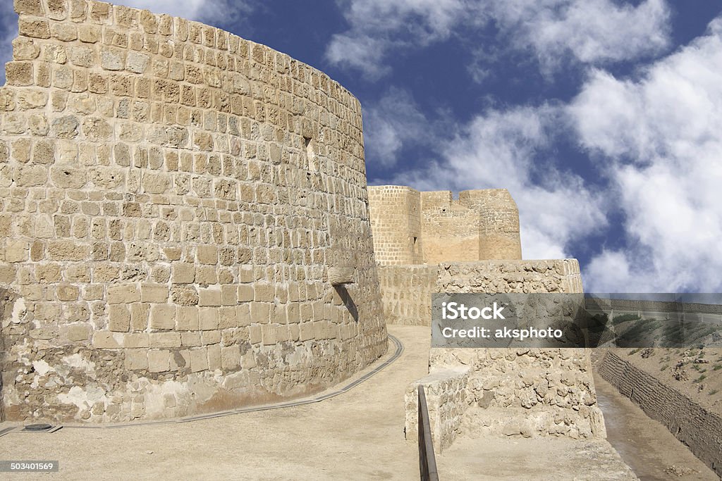 Semi-circular parede no norte de Bahrain Fort - Foto de stock de Arcaico royalty-free