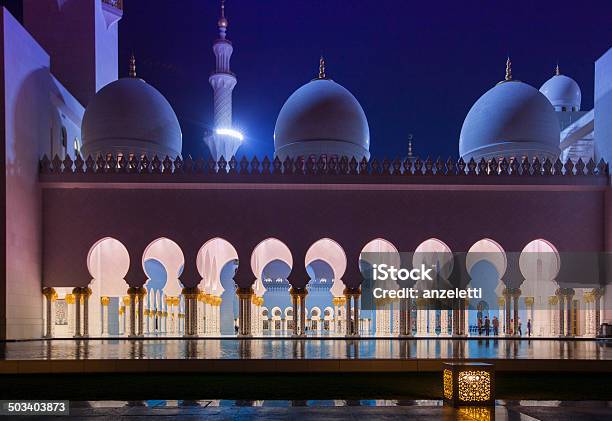 Foto de Grande Mesquita Sheikh Zayed Em Abu Dhabi e mais fotos de stock de Mesquita - Mesquita, Abu Dhabi, Arquitetura