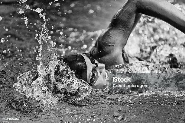 Una Rápido Foto de stock y más banco de imágenes de Triatlón - Triatlón, Natación, Blanco y negro