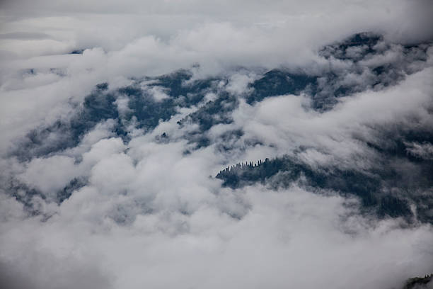 nebel und berg - long exposure rock cloud sky stock-fotos und bilder