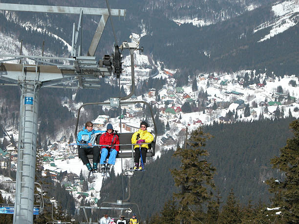 esquiadores de um teleférico - czech republic ski winter skiing imagens e fotografias de stock