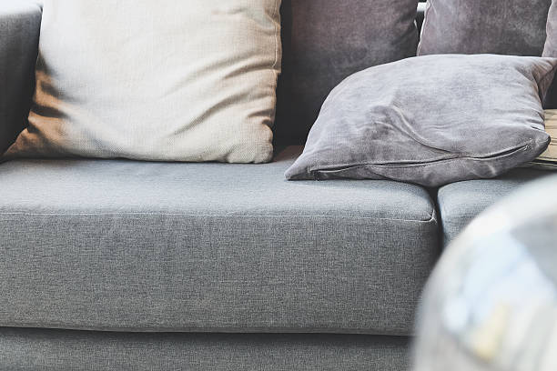 cuscino sul divano - cotton gray linen textile foto e immagini stock
