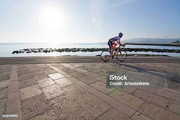 Molinar Bicyclist En El Paseo A Lo Largo De La Playa Foto de stock y más banco de imágenes de Andar en bicicleta