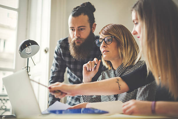 istock Small business start up team: briefing on laptop 503419702