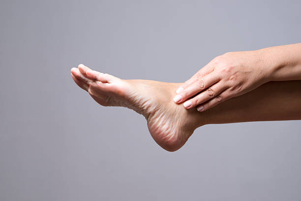 dolor en el pie. masaje de pies de mujer - podiatrist pedicure human foot healthy lifestyle fotografías e imágenes de stock
