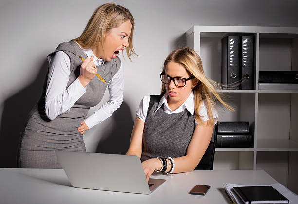 femme de tuer son boss de l'employé avec un crayon - emotional stress ideas bullying office photos et images de collection