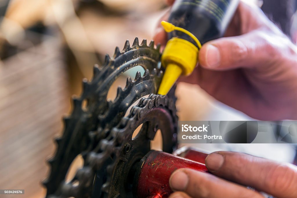 Nahaufnahme der Mechaniker, die Hände oiling Fahrradkette - Lizenzfrei Schmiermittel Stock-Foto