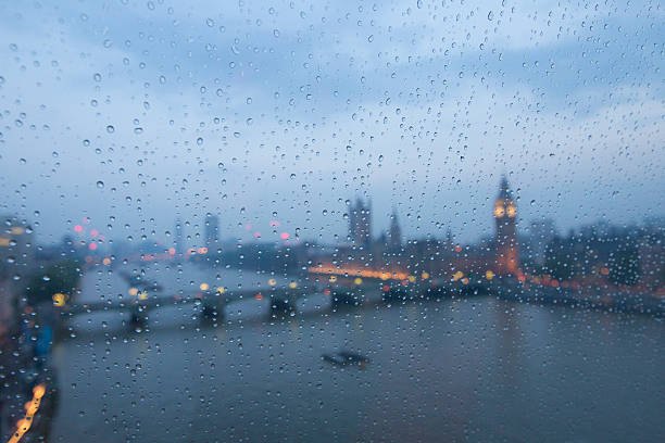 big ben in der regen - london in the rain stock-fotos und bilder