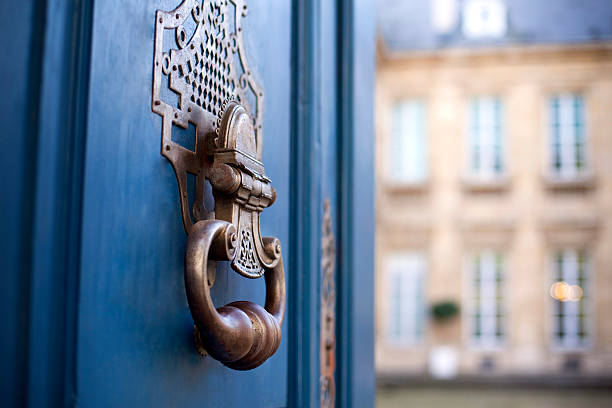 un llamador de puerta - aldaba fotografías e imágenes de stock