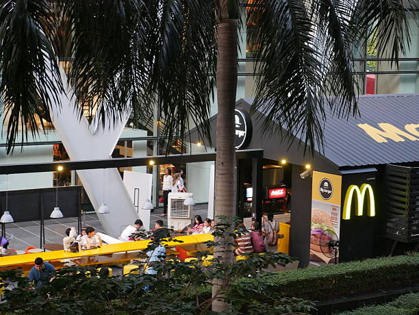 mcdonald's» в бангкоке - bangkok mcdonalds fast food restaurant asia стоковые фото и изображения