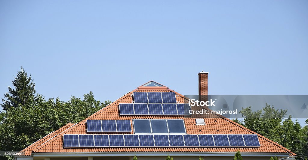 Sonnenkollektoren auf dem Dach - Lizenzfrei Außenaufnahme von Gebäuden Stock-Foto