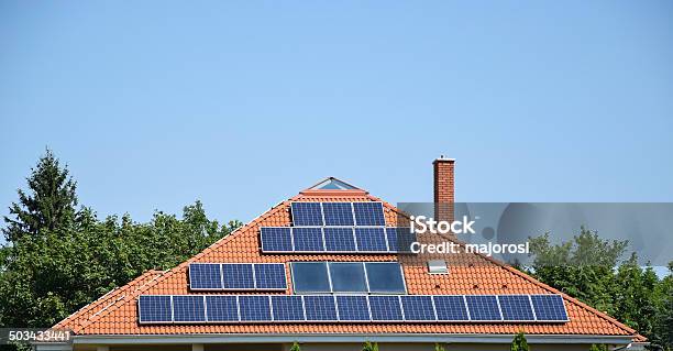 Sonnenkollektoren Auf Dem Dach Stockfoto und mehr Bilder von Außenaufnahme von Gebäuden - Außenaufnahme von Gebäuden, Baum, Bauwerk