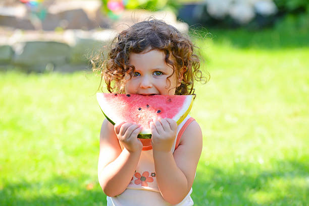 szczęśliwe dziecko jedzenie duży kawałek arbuza czerwony - watermelon fruit summer portion zdjęcia i obrazy z banku zdjęć