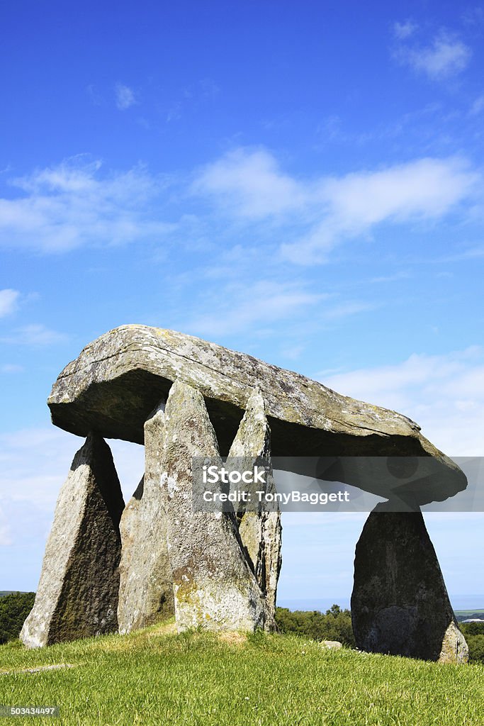 Pentre Ifan The Pentre Ifan, is a prehistoric megalithic communal stone, burial chamber which dates from approx 3500BC in Pembrokeshire, Wales, UK Catacomb Stock Photo