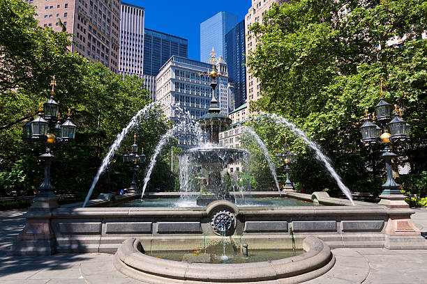 city hall e o parque da fonte, cidade de nova york. - fountain park lower manhattan street light - fotografias e filmes do acervo