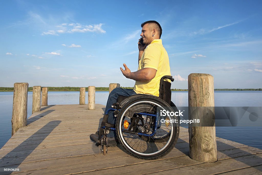 Hombre discapacitado al aire libre en verano - Foto de stock de Amarillo - Color libre de derechos