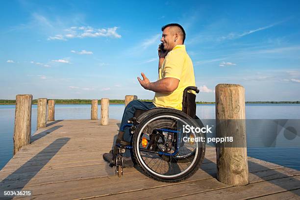 Homem Com Deficiência Fora No Verão - Fotografias de stock e mais imagens de Amarelo - Amarelo, Cadeira de Rodas, Camisas