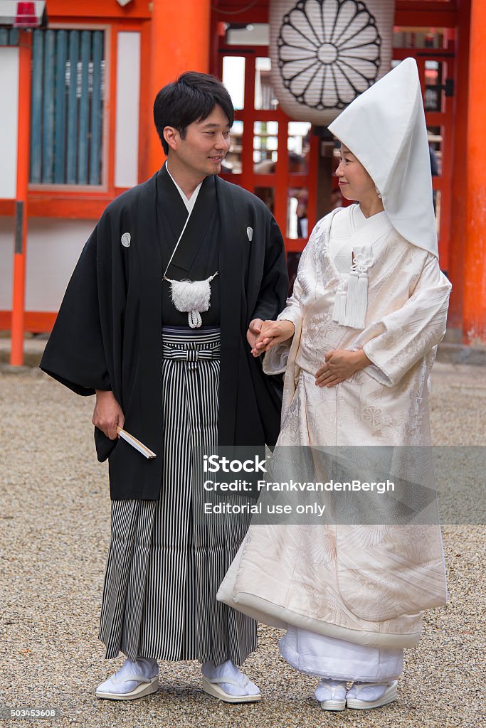 springvand Derfor Alt det bedste Young Couple Dressed In Traditional Japanese Wedding Kimonos Stock Photo -  Download Image Now - iStock