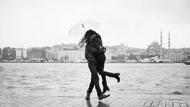romantic couple with umbrella in istanbul - haliç i̇stanbul fotoğraflar stok fotoğraflar ve resimler