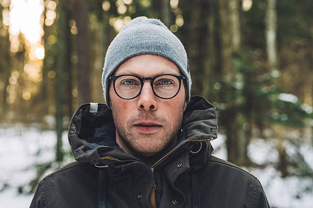 homem na floresta de inverno - snow glasses - fotografias e filmes do acervo