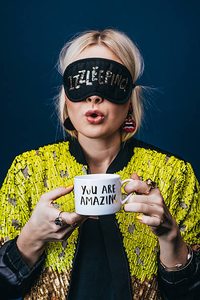 женщина, спящая маска на глаза, пьющий кофе - coffee cup flash стоковые фото и изображения