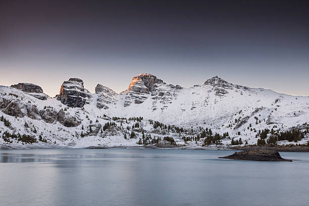 neve paisagem com montanhas e lago - mercantour national park imagens e fotografias de stock