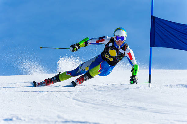 giovane uomo compeeting di slalom gigante di sci gara - sciatore velocità foto e immagini stock