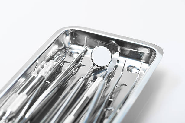 instruments dentaires - dentist mirror orthodontist carver photos et images de collection