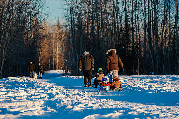 famiglia inverno escursione - fairbanks foto e immagini stock