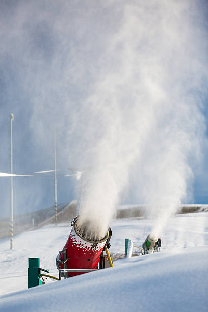 nieve-nieve artificial de descarga de la máquina - mountain winter season machine snow making machine fotografías e imágenes de stock