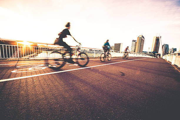 ludzie jazda na rowerze w wilno, litwa - bicycle lane zdjęcia i obrazy z banku zdjęć