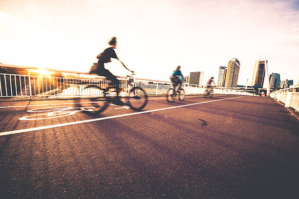 человек, велосипедные в вильнюсе (литва - bicycle lane стоковые фото и изображения