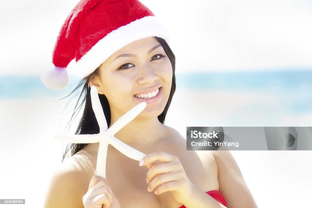 Invitación de Navidad Santa Chica de vacaciones en la playa Tropical primer plano - Foto de stock de Islas de Hawái libre de derechos