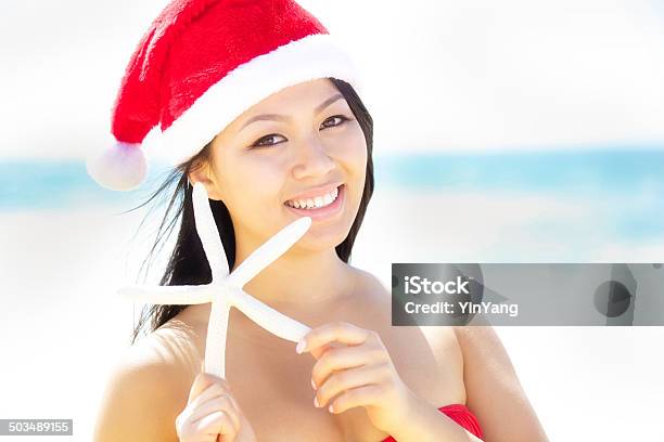 Invitación De Navidad Santa Chica De Vacaciones En La Playa Tropical Primer Plano Foto de stock y más banco de imágenes de Islas de Hawái