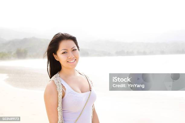 若いアジア人の女性ハナレイ湾のビーチはハワイ州カウアイ島 - 1人のストックフォトや画像を多数ご用意 - 1人, 20代, アジアおよびインド民族