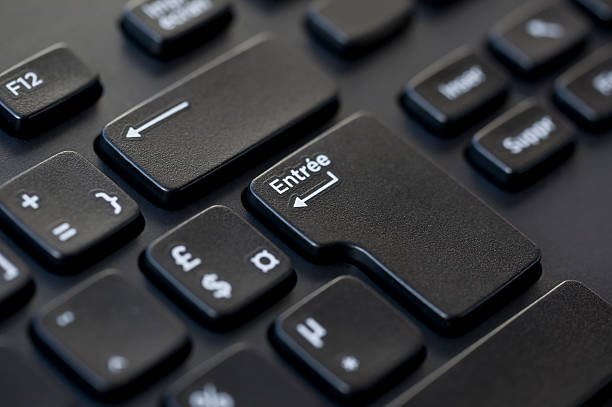 nahaufnahme eines schwarzen computer-tastatur - azerty stock-fotos und bilder