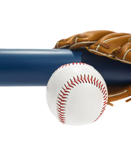 little league baseball, guantes y aluminio bat sobre fondo blanco - baseball bat baseball little league baseballs fotografías e imágenes de stock