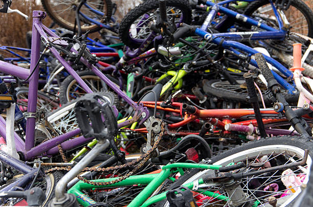 プロークン自転車の背景 - bicycle broken old chain ストックフォトと画像