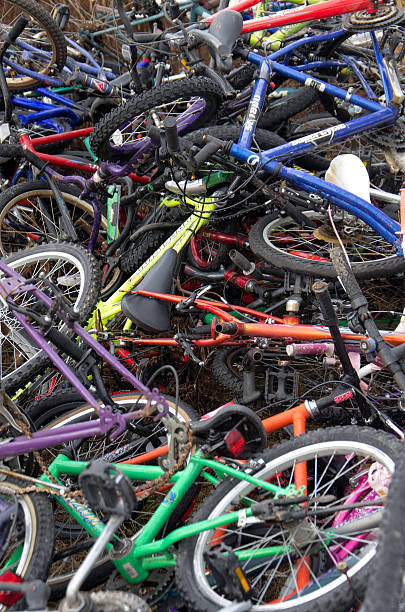 プロークン自転車の背景 - bicycle broken old chain ストックフォトと画像