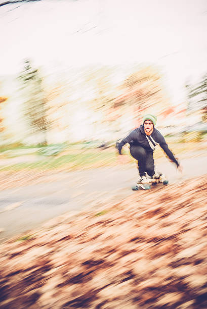 アクションショットの男性の公園でスケートボード - kneeling skateboarding skateboard vertical ストックフォトと画像